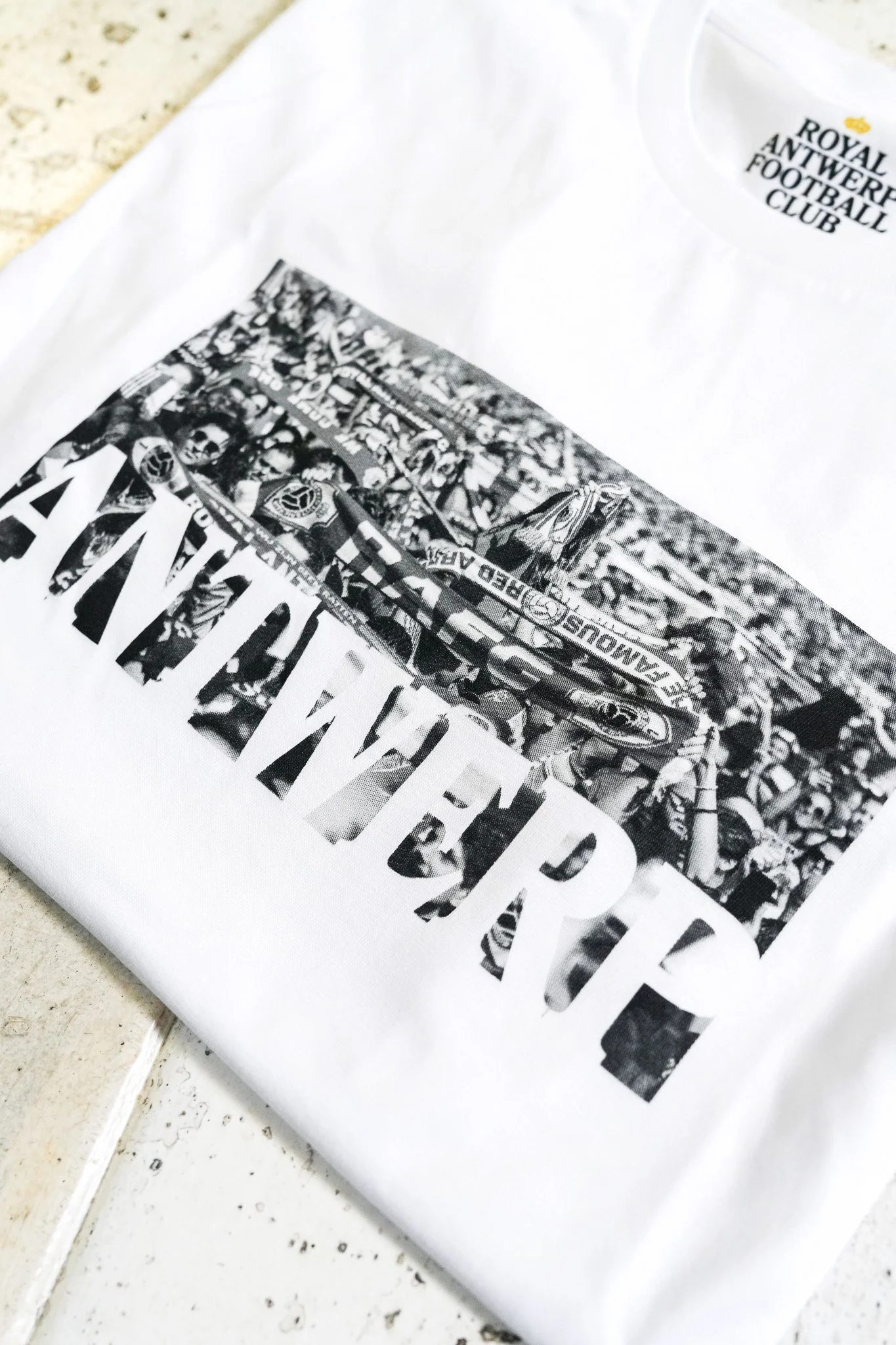 Royal Antwerp T-shirt Wit - 'ANTWERP' grijs foto supporters - Image 2