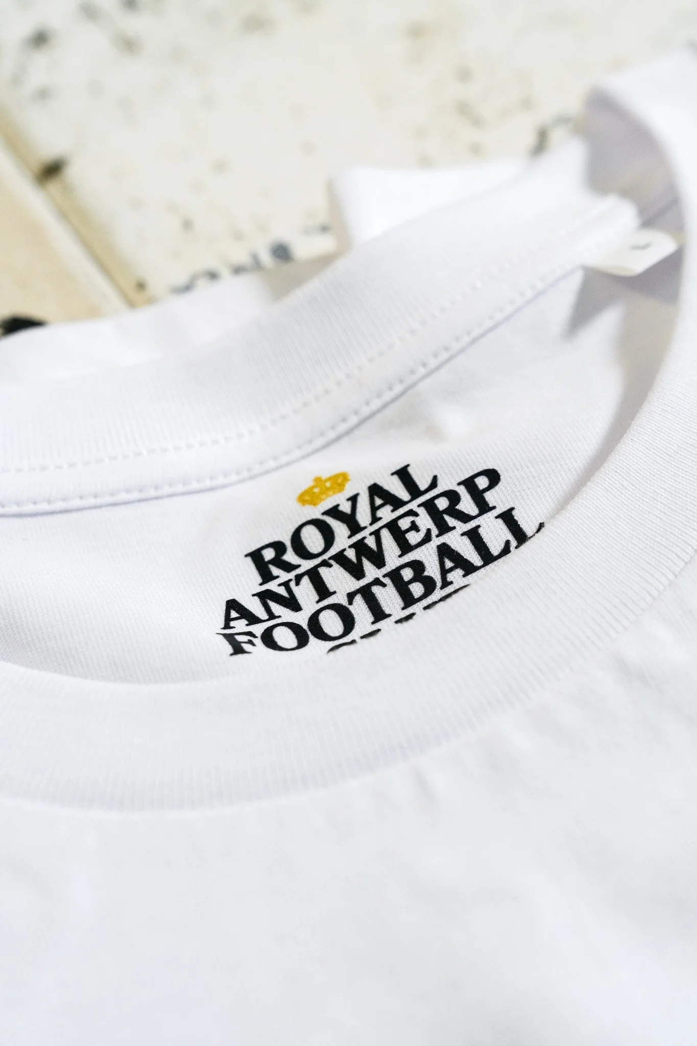 Royal Antwerp T-shirt Wit - 'ANTWERP' grijs foto supporters - Image 3